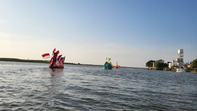 Concurso Fluvial de Canoa Ornamentada colore o Rio Paraíba do Sul 