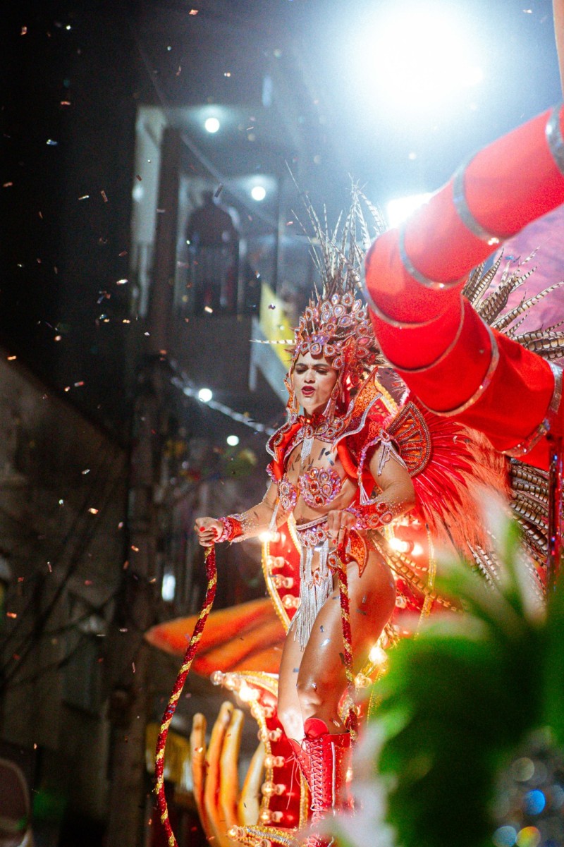 Chinês brilha na avenida com enredo sobre a mitologia do Universo