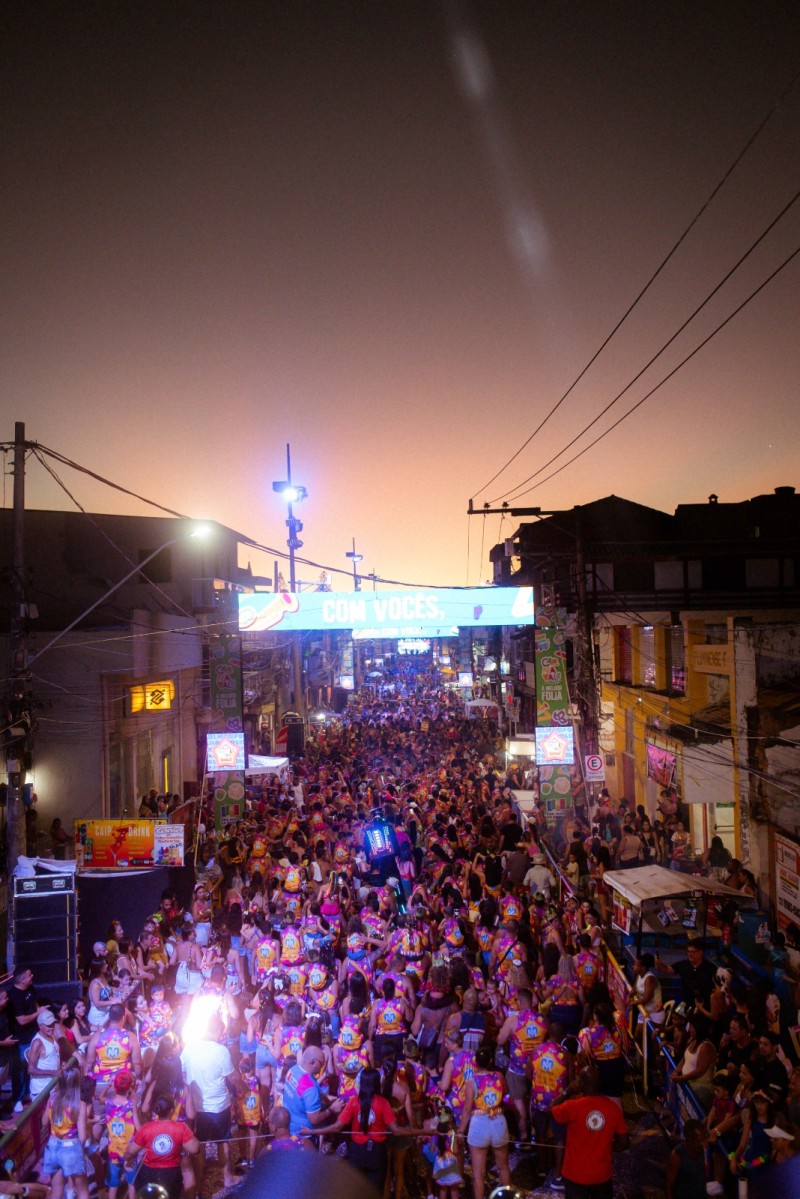 Blocos de abadá e alegria invadem a Avenida no domingo de Carnaval