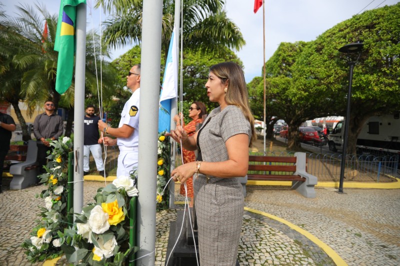 Hasteamento de bandeiras e inauguração de busto marcam data histórica em SJB