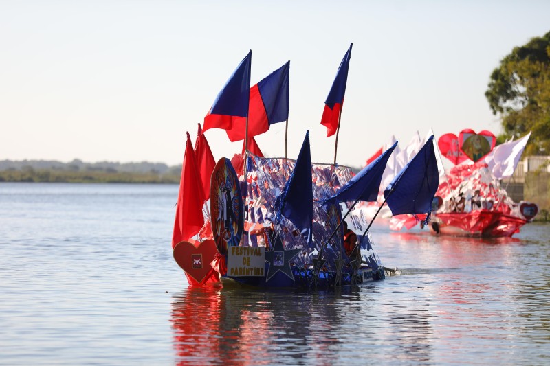 Desfile Fluvial de Canoas Ornamentadas realizado na festa de São Pedro