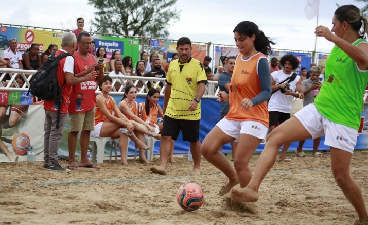 Beach soccer com atrizes globais lota Arena Esportiva de Grussaí