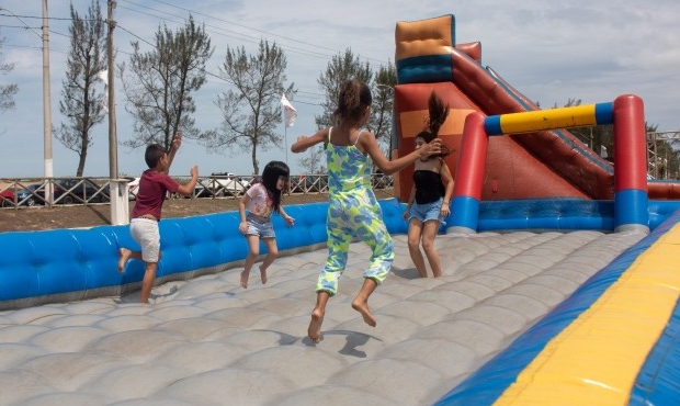 Matinê infantil com muita música e brinquedos infláveis no Balneário