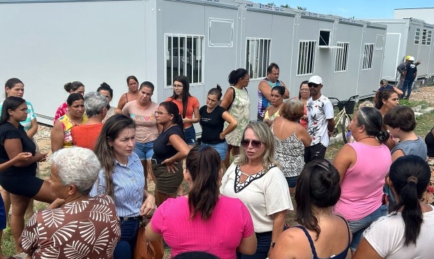 Secretária de Educação conversa com responsáveis de alunos em Atafona